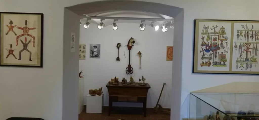 Menačenkova domačija, razstava lesene igrače skozi čas