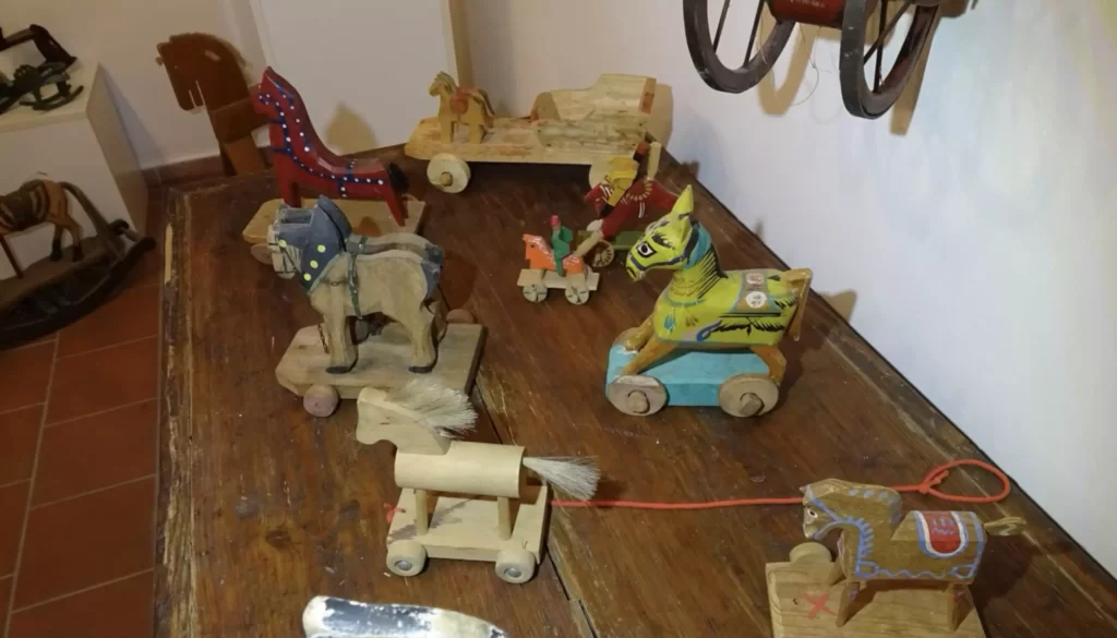 Menačenkova domačija, razstava lesene igrače skozi čas