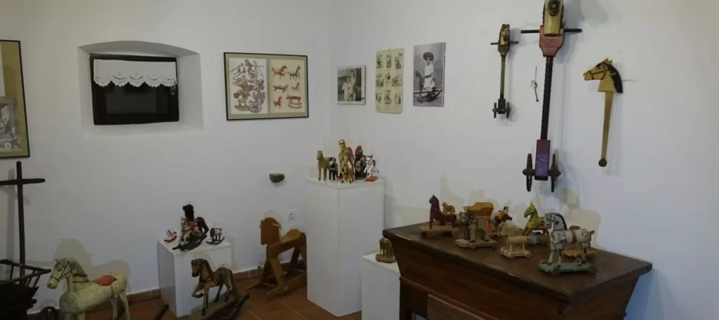 Menačenkova domačija, razstava lesene igrače skozi čas