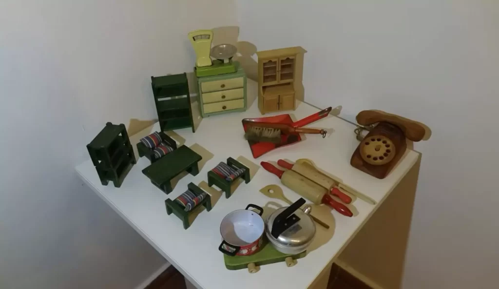 Menačenkova domačija, razstava lesene igrače skozi čas