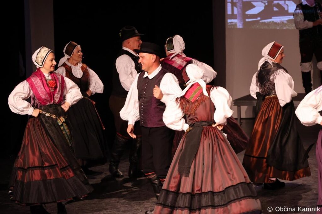 l_476023Ples-in-glasba-izpod-kamniških-planin-v-izvedbi-Folklorne-skupine-Kamnik-in-njihovih-prijate