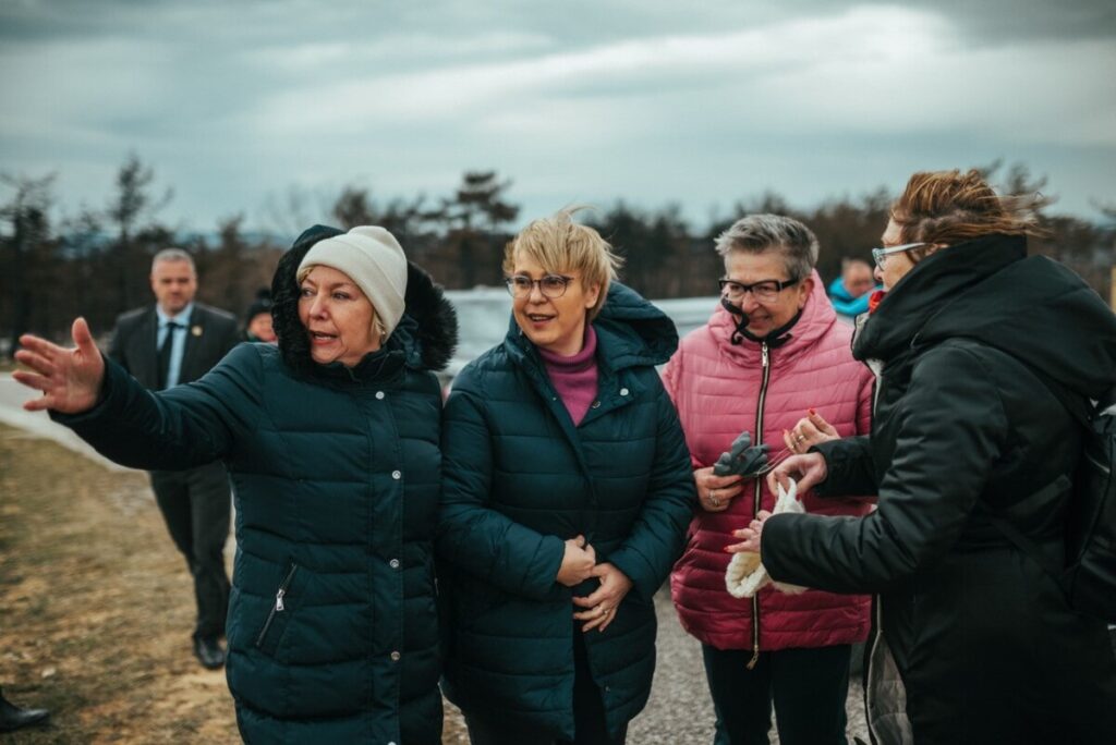 Zveza prijateljev mladine Slovenije. zasaditev dreves Kras