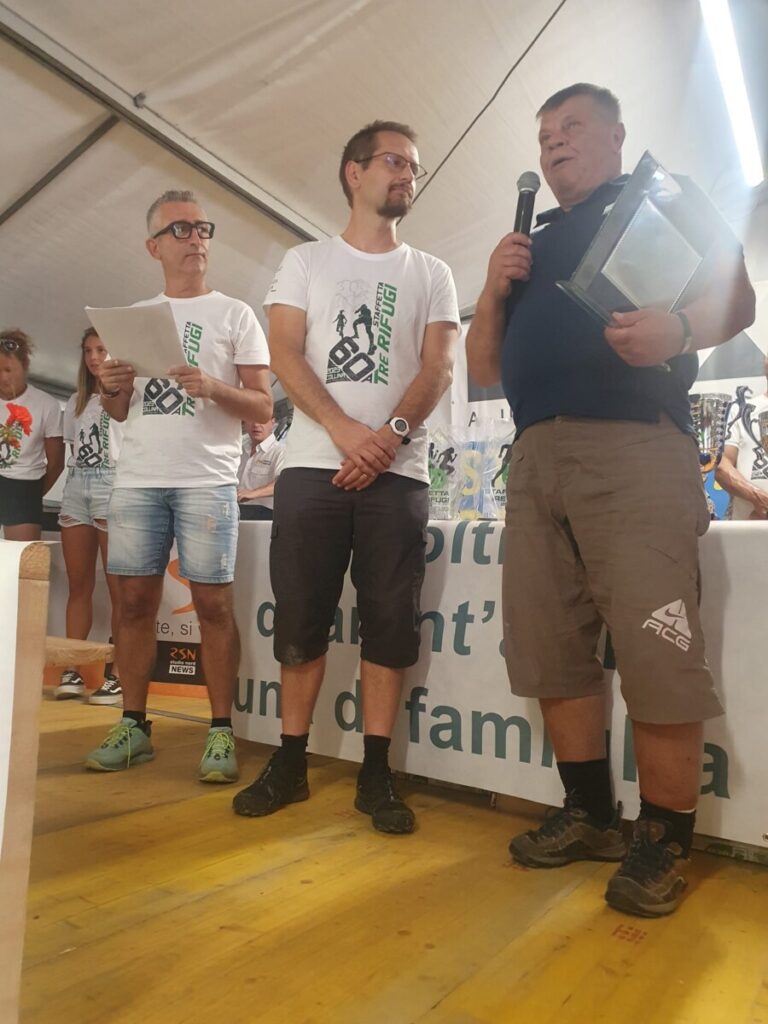 Dušan Papež je podelil priznanje.-min