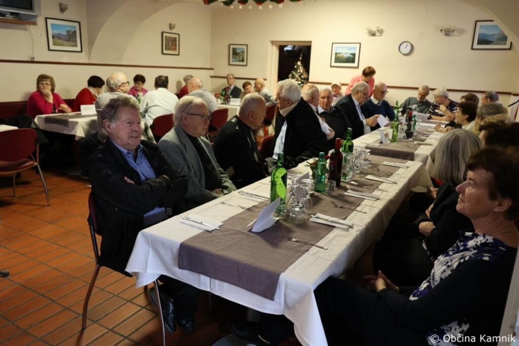 Slavnostna podelitev priznanj in cvetja platinastim diamantnim bisernim in zlatim parom