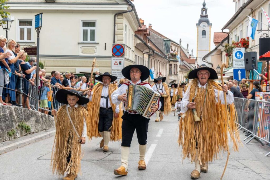 dnevi narodnih noš