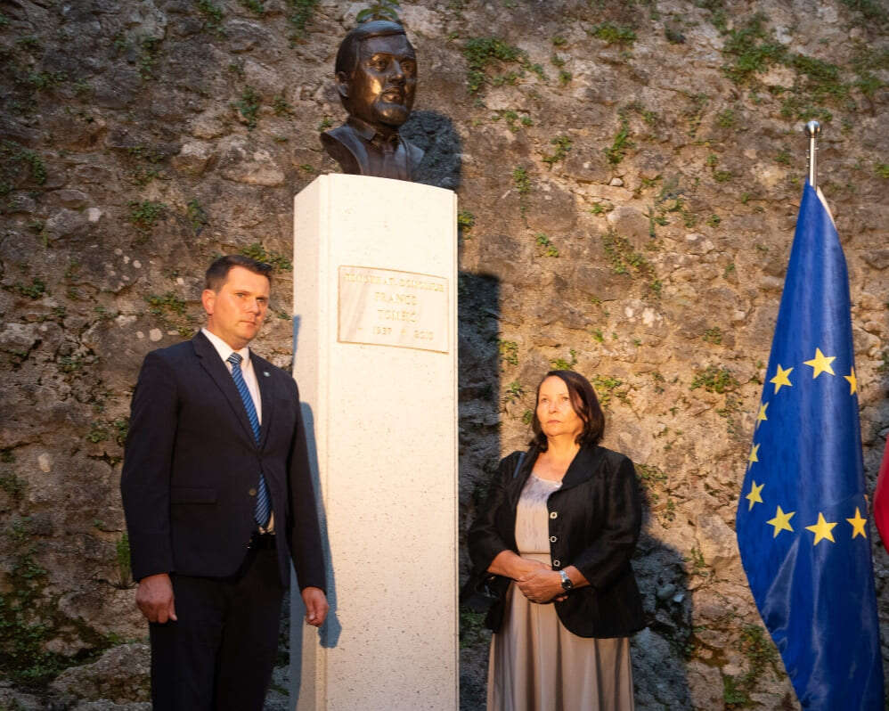 V Kamniku svecano odkrili kip Francetu Tomsicu (24 obr) kip France Tomšič