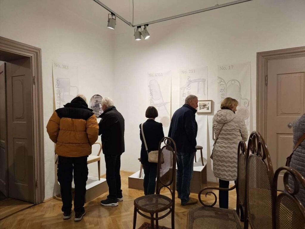 Čar in lepota upognjenega lesa – od Thoneta do danes, razstava, Grad Zaprice, Medobčinski muzej Kamnik