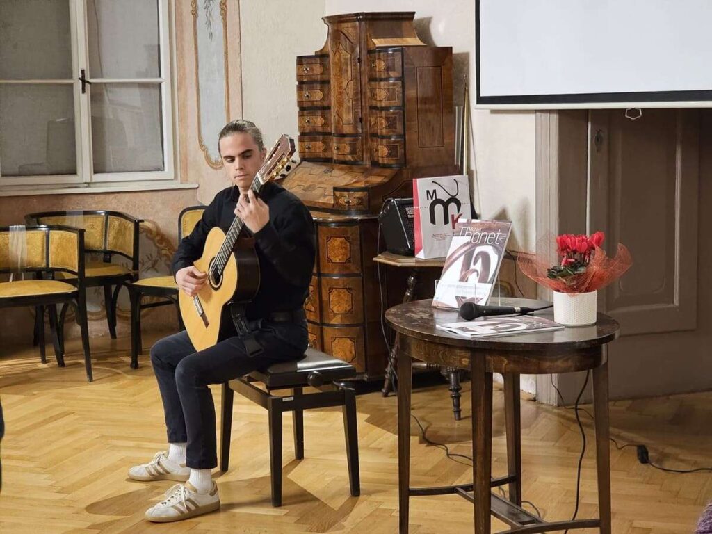 Čar in lepota upognjenega lesa – od Thoneta do danes, razstava, Grad Zaprice, Medobčinski muzej Kamnik