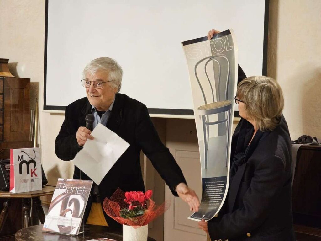 Čar in lepota upognjenega lesa – od Thoneta do danes, razstava, Grad Zaprice, Medobčinski muzej Kamnik