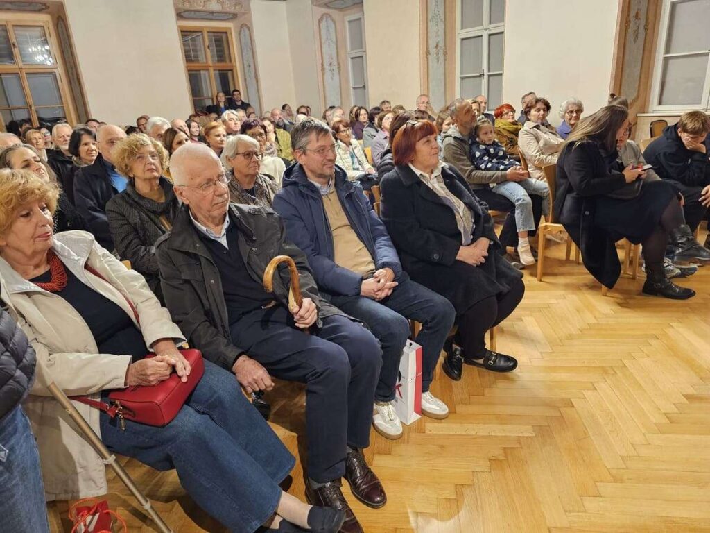 Čar in lepota upognjenega lesa – od Thoneta do danes, razstava, Grad Zaprice, Medobčinski muzej Kamnik