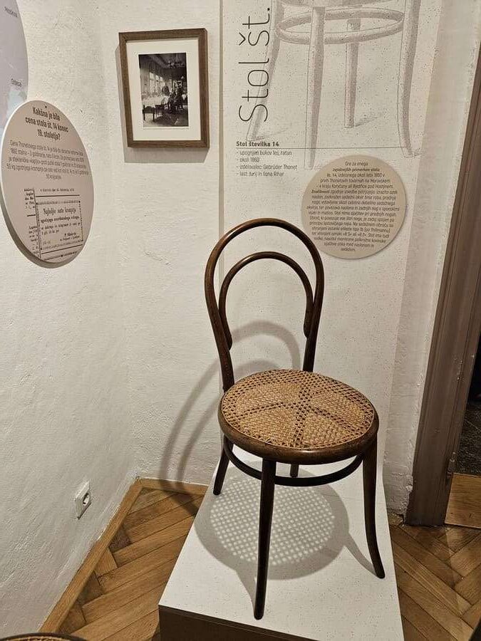 Čar in lepota upognjenega lesa – od Thoneta do danes, razstava, Grad Zaprice, Medobčinski muzej Kamnik