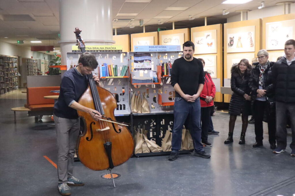 razstava grafičnih oblikovalcev v domžalski knjižnici