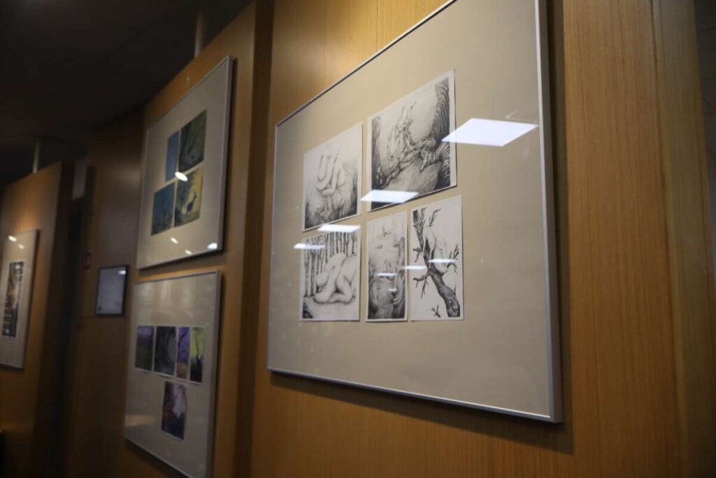 razstava grafičnih oblikovalcev v domžalski knjižnici