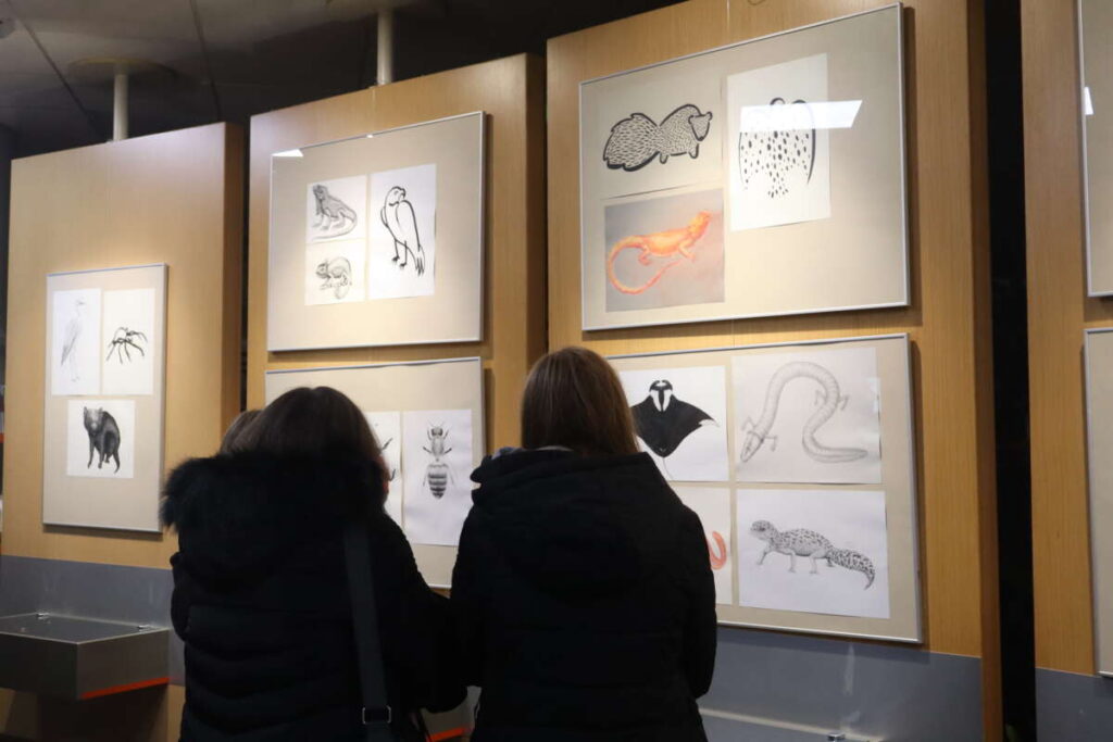 razstava grafičnih oblikovalcev v domžalski knjižnici