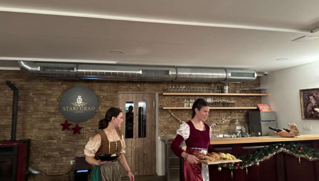 srednjeveška večerja