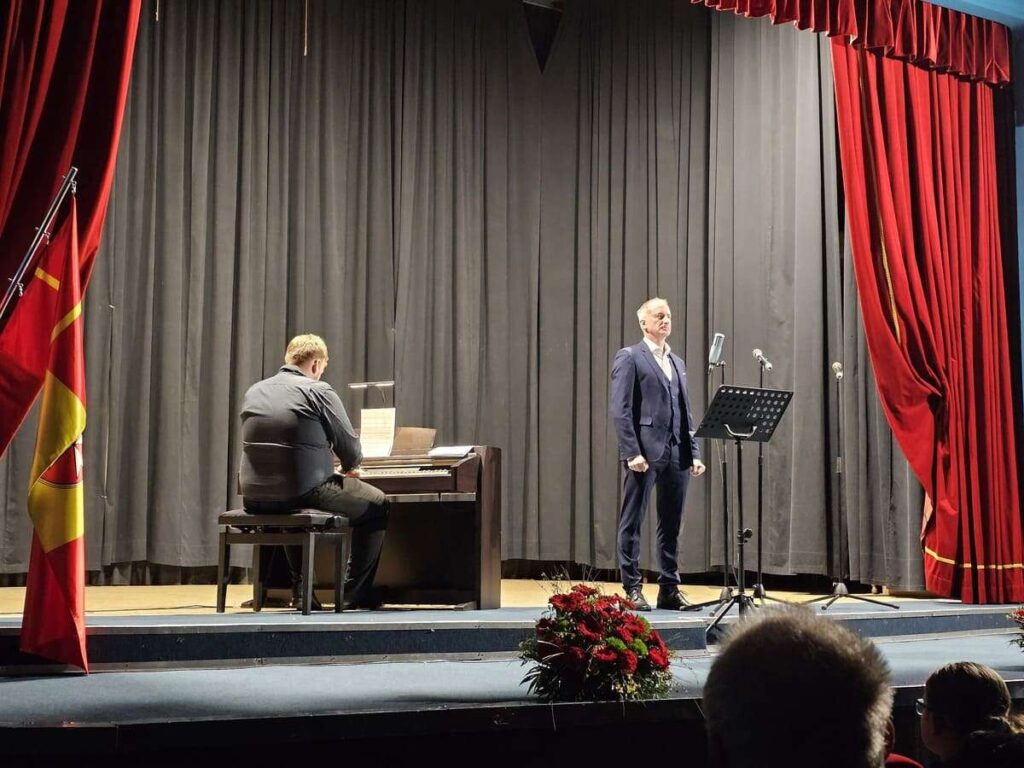 OBČINA KOMENDA in DRUŠTVO UMETNIH KULTURNIKOV KAJ TI MAR, prireditev NEKOGA MORAŠ IMETI RAD