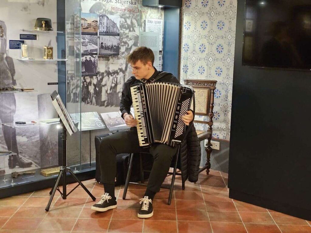 Razstava v Rojstni hiši Rudolfa Maistra nosi naslov Savinja bo naš sveti škapulir, Maister v Celju 1913–1914