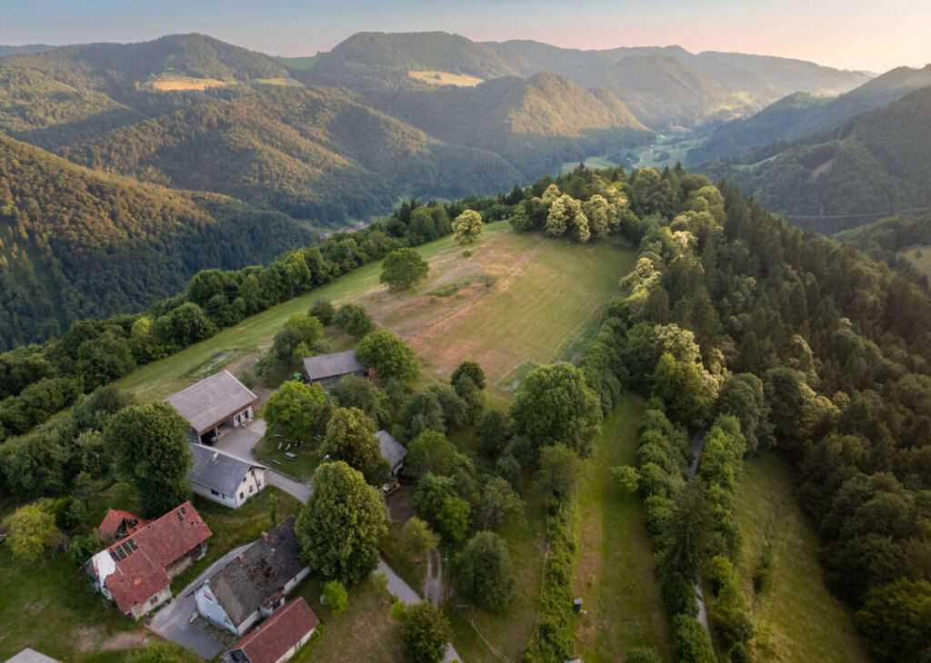 kmetija pod kostanji