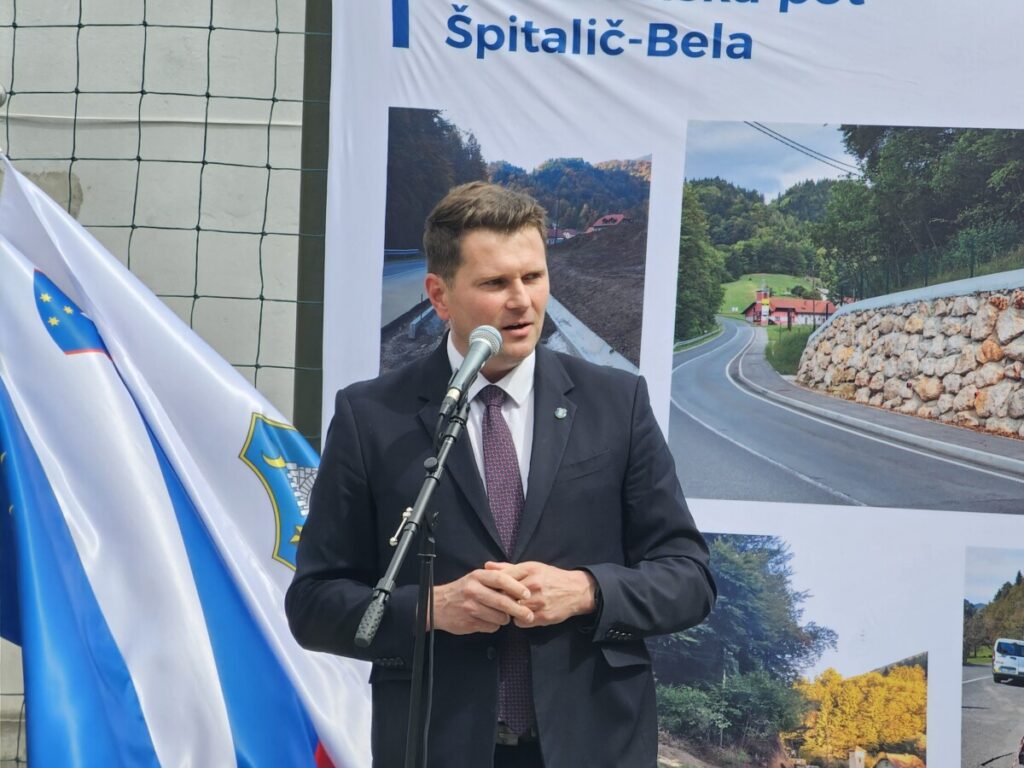 Špitalič, pločnik in avtobusni postajališči