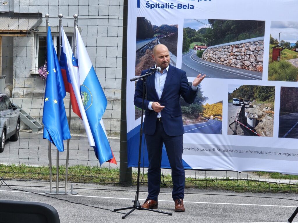 Špitalič, pločnik in avtobusni postajališči