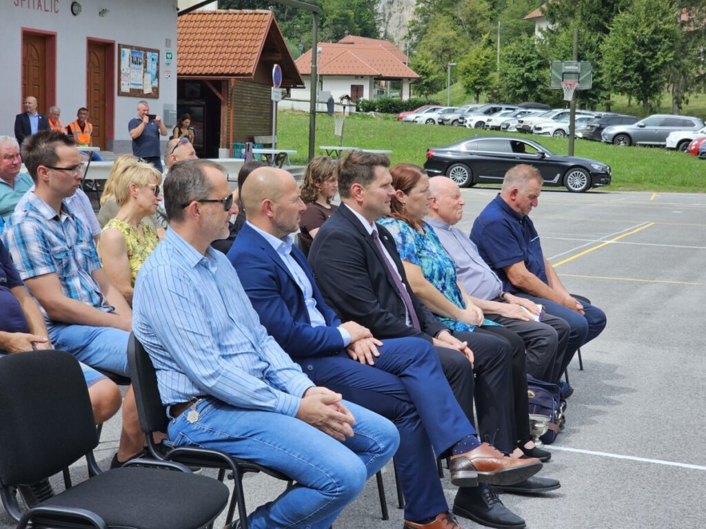 Špitalič, pločnik in avtobusni postajališči