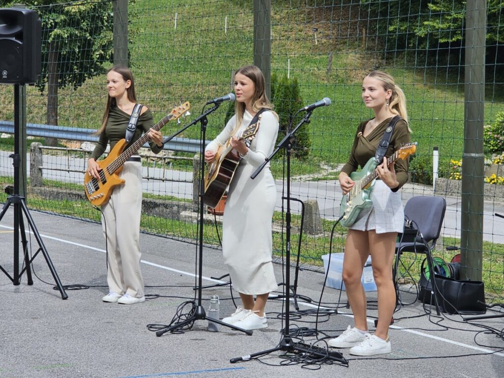Špitalič, pločnik in avtobusni postajališči