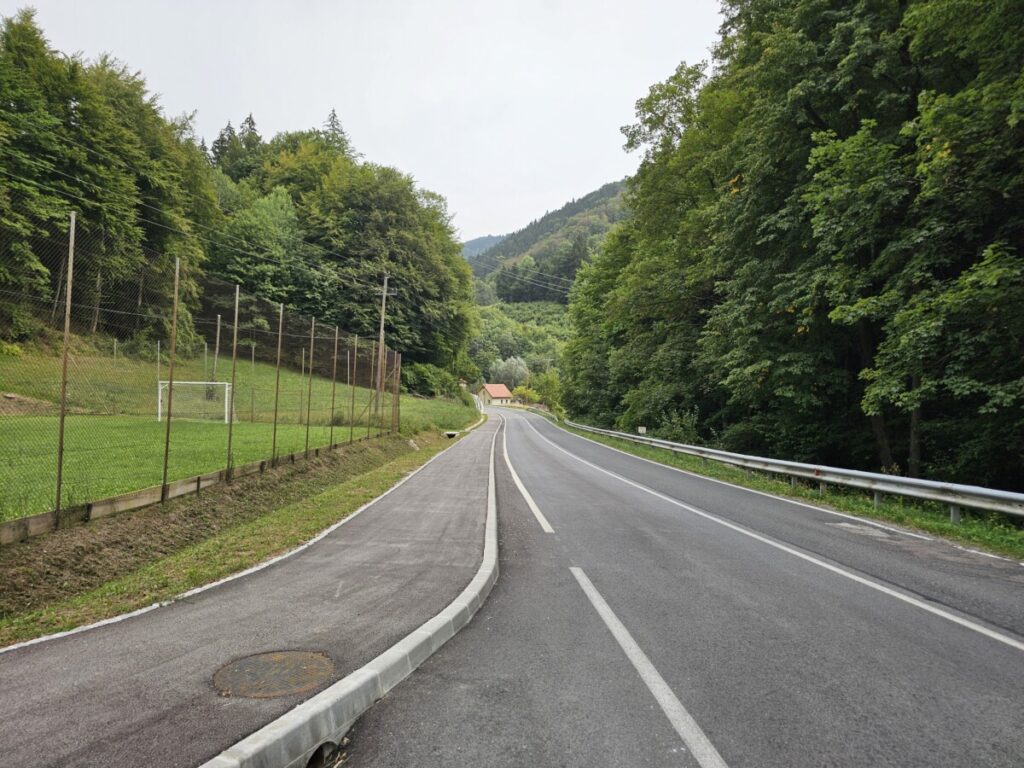 Špitalič, pločnik in avtobusni postajališči