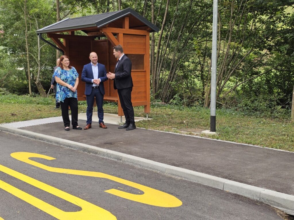 Špitalič, pločnik in avtobusni postajališči