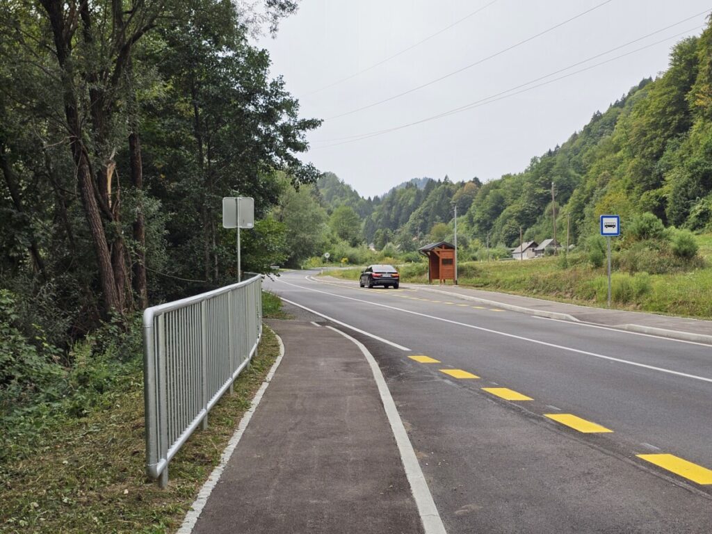 Špitalič, pločnik in avtobusni postajališči